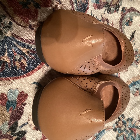 Vionic - Picture 4 of 5